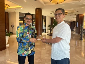 Mr. Umbul Narmadi, Director of PT. Dimulti Pilar Narmadi and Ustadz H. Muhammad Syamsi Ali, LC., M.A., Ph.D. Founder of Nusantara Foundation taking a picture together after signing MOU