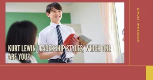 leadership styles yang digambarkan oleh siswa laki-laki yang tersenyum sambil memegang buku di depan kelas