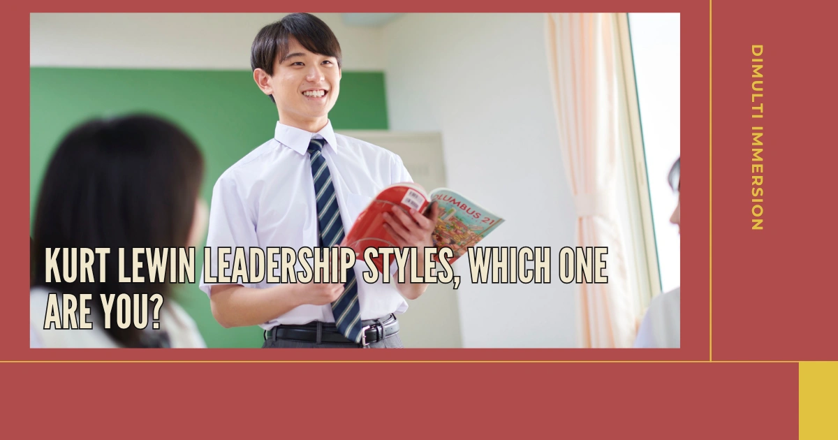 leadership styles yang digambarkan oleh siswa laki-laki yang tersenyum sambil memegang buku di depan kelas