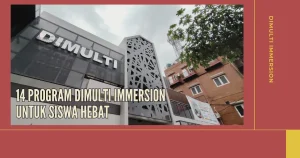Gedung DIMULTI dengan desain modern berwarna abu-abu dan putih, menampilkan logo besar “DIMULTI” di bagian atas bangunan. Di depan terdapat pohon hijau dan latar langit berawan. Teks di gambar bertuliskan “14 Program Dimulti Immersion untuk Siswa Hebat”, menunjukkan promosi program pendidikan unggulan DIMULTI Immersion