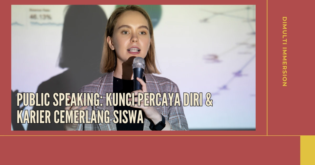seorang siswa memegang mikrofon dan berbicara di depan audiesn saat sesi public speaking, menampilkan kepercayaan diri di atas panggung