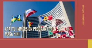 gambar sebuah gedung tinggi dengan bendera dari berbagai negara, di atasnya ada langit biru cerah tanpa awan. lalu ada tulisan "apa itu immersion program? tren sekolah masa kini"