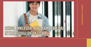 siswa mengenakan kaos putih dan dilapisi kemeja biru sedang memegang buku berwarna kuning dan putih di bawah ada judul artikel "School Immersion_ Pengalaman Belajar Internasional untuk Siswa"
