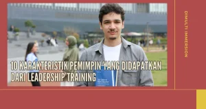 seorang siswa laki-laki sedang berdiri menghadap kamera sambil memegang buku dan dua siswi satu rambut digerai dan satu memakai kerudung sedang berbincang di latar foto. gambar tersebut digunakan untuk cover artikel berjudul "10 Karakteristik Pemimpin yang Didapatkan dari Leadership Training" di website dimulti immersion